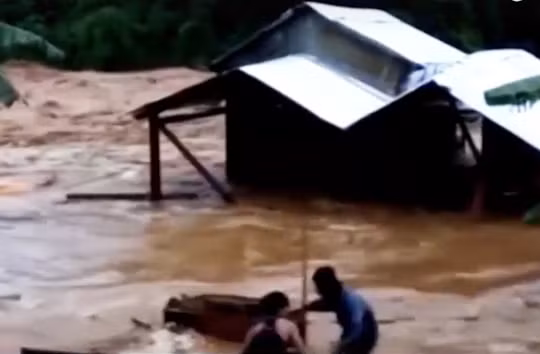 Mặc dù sự cố đã xảy ra hơn 1,5 tháng qua, chính quyền địa phương tổ chức nhiều lần kê khai tài sản. Nhưng đến nay, người dân bị thiệt hại vẫn sống cảnh vất vưởng, ở nhờ chờ tiền đền bù.