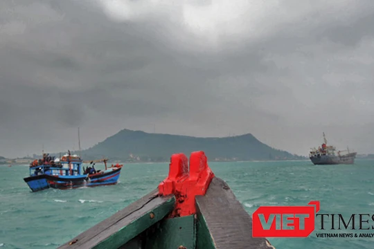 Chiều ngày 1/12, tàu cá QNg 92823TS cùng 11 ngư dân bị nạn trên biển Hoàng Sa đã được tàu Hải quân Vùng 3 lai dắt về Lý Sơn.