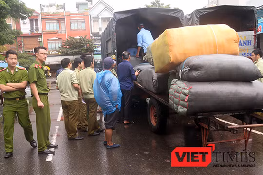 Liên tiếp mấy ngày qua, lực lượng chức năng Đà Nẵng phát hiện hàng loạt vụ hàng hóa không rõ nguồn gốc trên tàu SE19 khi cập ga Đà Nẵng.