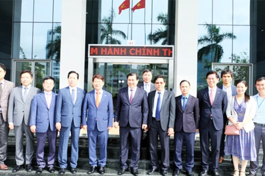 Đoàn công tác TP Daegu (Hàn Quốc) chụp ảnh lưu niệm cùng lãnh đạo TP Đà Nẵng trong khuôn khổ chuyến thăm (ảnh:Hiền Trang)