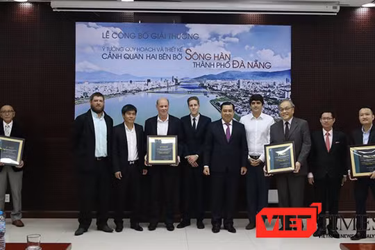 Sáng 3/12, UBND TP Đà Nẵng đã chính thức công bố và trao giải cho Cuộc thi Ý tưởng quy hoạch và thiết kế cảnh quan hai bên bờ sông Hàn.