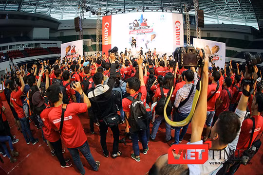 Sáng 22/10, Cuộc thi Canon Marathon lần đầu tiên được tổ chức ở Đà Nẵng chính thức diễn ra tại Cung thể thao Tiên Sơn với sự tham dự của gần 2.000 người.