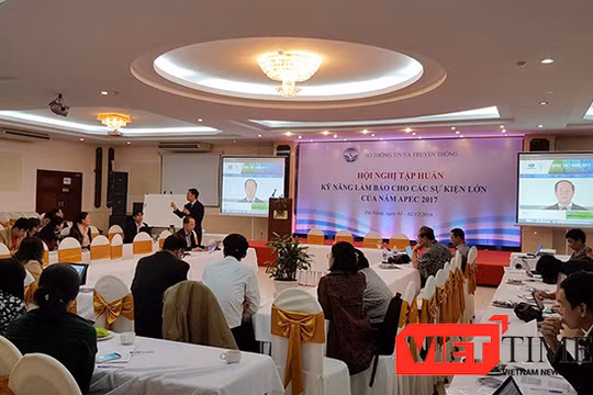Sáng 1/12, tại Đà Nẵng, Bộ TT-TT đã tổ chức Hội nghị "Tập huấn Kỹ năng làm báo cho các sự kiện lớn-APEC" với sự tham dự của đại diện Vụ Thông tin báo chí, Bộ Ngoại giao