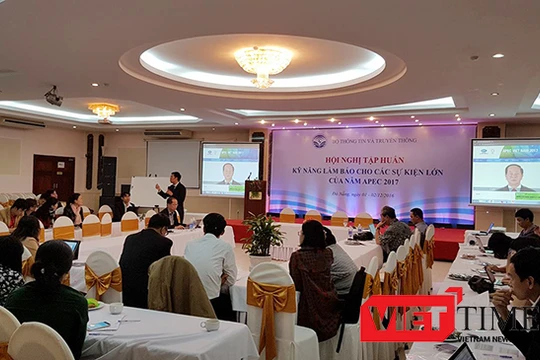 Sáng 1/12, tại Đà Nẵng, Bộ TT-TT đã tổ chức Hội nghị "Tập huấn Kỹ năng làm báo cho các sự kiện lớn-APEC" với sự tham dự của đại diện Vụ Thông tin báo chí, Bộ Ngoại giao