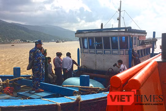 Tàu cá ĐNa 0494 TS được tàu Cảnh sát biển cứu nạn và lai dắt về bờ an toàn