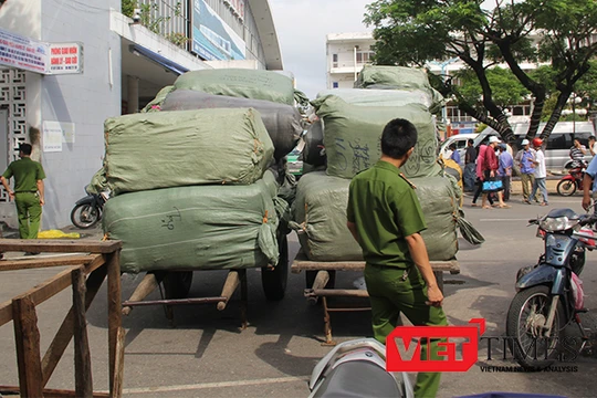Hàng trăm bao hàng hóa gồm quần áo, giày, dép… chất trong các toa cuối tàu SE19 được cơ quan chức năng nghi nhập lậu từ Trung Quốc.