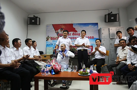 Chiều 19/11, cuộc hội ngộ bất ngờ, đầy ý nghĩa của những người cựu binh Gạc Ma được diễn ra ngay tại khu điều trị của cựu binh Dương Văn Dũng 