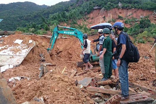 Lực lượng cứu hộ đang nổ lực cứu các nạn nhân bị mắc kẹt dưới đống đỗ nát trong vụ lở núi kinh hoàng ở hôn Phước Lộc, xã Phước Đồng, TP Nha Trang (ảnh: Mai Khuê-Dân Việt)