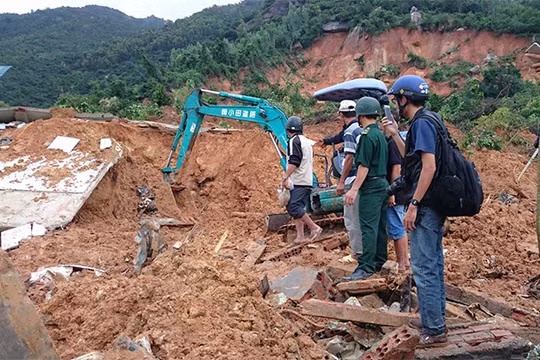 Lực lượng cứu hộ đang nổ lực cứu các nạn nhân bị mắc kẹt dưới đống đỗ nát trong vụ lở núi kinh hoàng ở hôn Phước Lộc, xã Phước Đồng, TP Nha Trang (ảnh: Mai Khuê-Dân Việt)