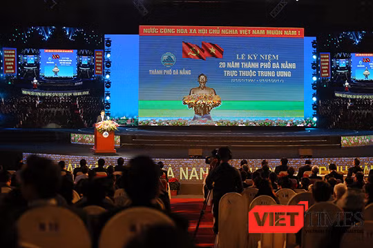 Sáng 31/12, tại Cung thể thao Tiên Sơn, Thành ủy, HĐND, UBND, UBMTTQVN TP Đà Nẵng tổ chức Lễ Mitting kỷ niệm 20 năm TP Đà Nẵng trực thuộc Trung ương (1/1/1997-1/1/2017).