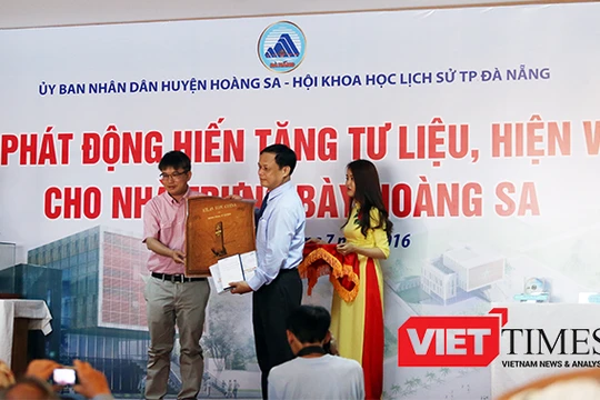 Chiều ngày 3/7, tại Bảo tàng Đà Nẵng, UBND huyện Hoàng Sa (TP Đà Nẵng) tổ chức Lễ phát động hiến tặng tư liệu, hiện vật cho Nhà trưng bày Hoàng Sa