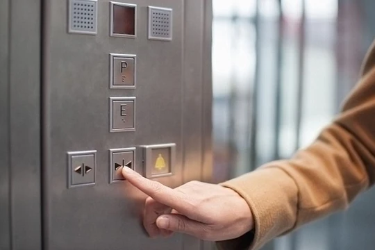 Ấn nút “đóng” không giúp cửa thang máy đóng nhanh hơn (Ảnh: Shutterstock)