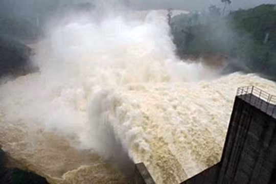 Hai công nhân bị cuốn trôi mất tích do sự cố vỡ đường cống dẫn nước thủy điện Sông Bung 2