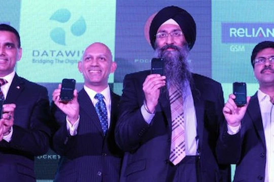 Lãnh đạo DataWind giới thiệu loạt smartphone giá siêu rẻ, miễn phí Internet một năm. Ảnh: BGR.