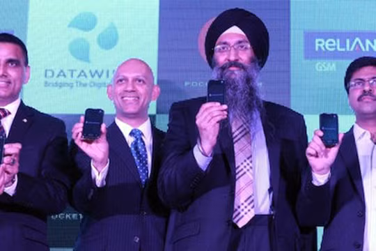 Lãnh đạo DataWind giới thiệu loạt smartphone giá siêu rẻ, miễn phí Internet một năm. Ảnh: BGR.