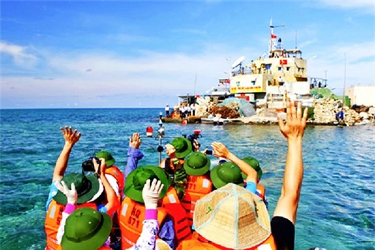 Theo Phó Chủ tịch UB MTTQ Việt Nam, cần thúc đẩy nhanh quá trình dân sự hóa trên biển, nhất là một sống vùng biển đảo