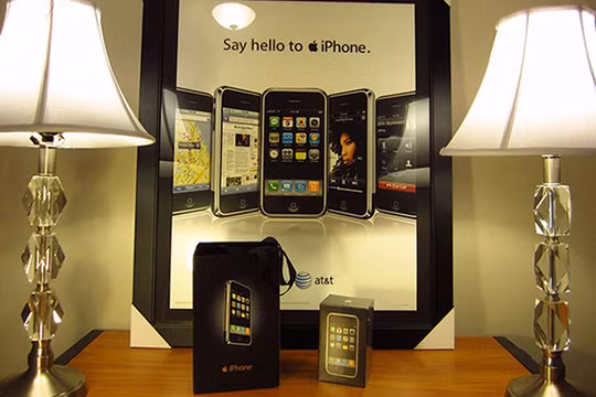 những thiết bị đời đầu luôn được fan công nghệ "quả táo" săn đón để bổ sung vào bộ sưu tập của riêng họ, ngay cả khi chúng đã trở nên quá lỗi thời và iPhone cũng không phải là ngoại lệ.