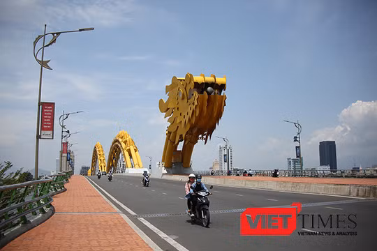 Sau hơn 2 năm "chữa trị", thân cầu Rồng (Đà Nẵng) lại xuất hiện những vết nứt khiến người đi đường quan ngại về khả năng "phát bệnh cũ" của cây cầu danh tiếng này!