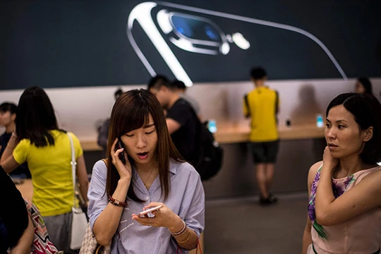 một số công ty tại Trung Quốc đã phát hành một cảnh báo đến nhân viên của mình rằng họ sẽ bị sa thải nếu mua iPhone 7 hoặc iPhone 7 Plus.