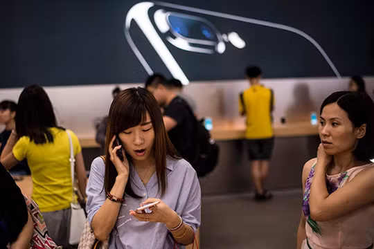 một số công ty tại Trung Quốc đã phát hành một cảnh báo đến nhân viên của mình rằng họ sẽ bị sa thải nếu mua iPhone 7 hoặc iPhone 7 Plus.