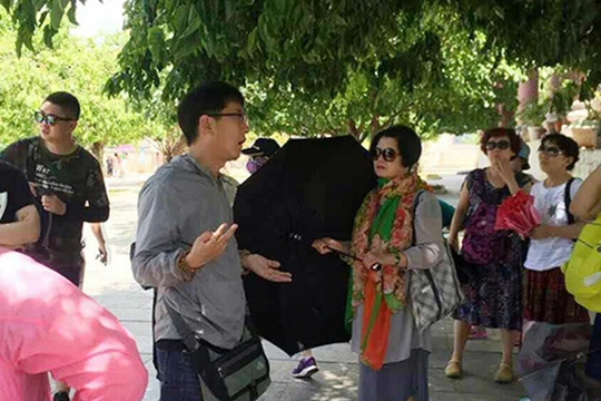 Từ đầu năm đến nay có gần 20 tập thể, cá nhân trong và ngoài nước bị các cơ quan chức năng TP Đà Nẵng ra quyết định xử phạt vì liên quan đến hành vi "tiếp tay" cho khách Trung Quốc hoạt động du lịch chui.