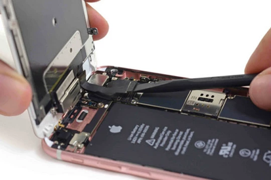 Apple thay thế pin cho iPhone 6S gặp lỗi sập nguồn