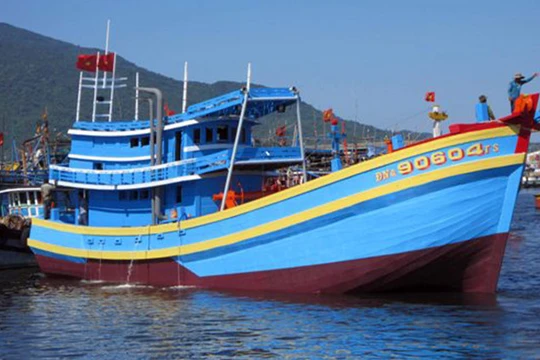 Sau nhiều ngày tìm kiếm, tối ngày 2/6, một trong hai ngư dân bị mất tích trong vụ tàu cá vỏ gỗ lớn nhất miền Trung-ĐNa 90604TS bị lật chìm tại khu vực biển Thanh Hóa đã được tìm thấy.