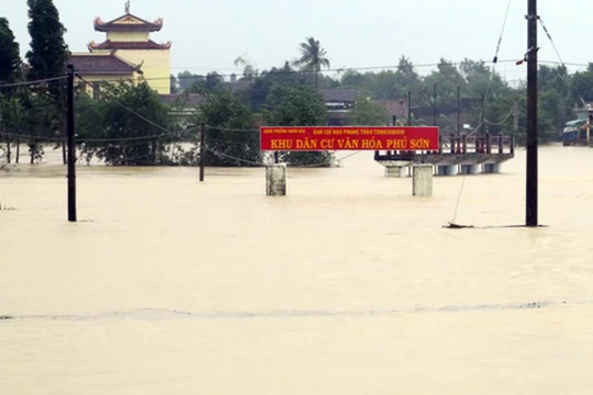 Trong khi hàng trăm hộ dân thuộc các huyện vùng trũng của Phú Yên hối hả chạy lũ, hàng ngàn người Quảng Ngãi gồng mình gánh lũ thì Bình Định, Quảng Nam gần như "thất thủ" trước lũ dữ (ảnh Tiến Sỹ, Binh Dinh Online)