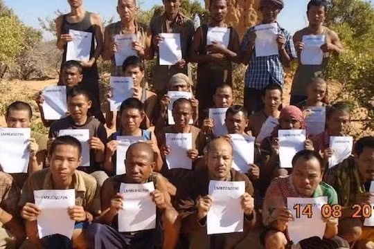 Các con tin vừa được thả