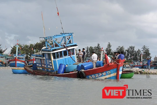 Lai dắt tàu cá bị nạn ở Trường Sa về đảo Lý Sơn