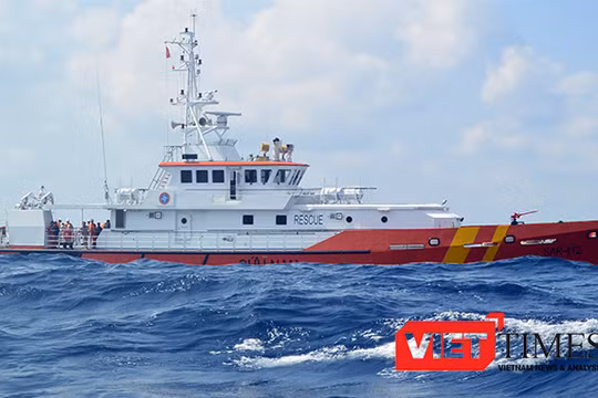 Tàu SAR 412 đang làm nhiệm vụ cứu nạn ngoài biển