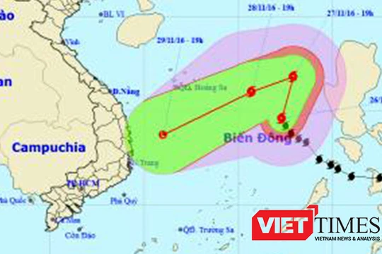 Sau khi chuyển hướng từ hướng bắc sang, bão Tokage trực hướng đổ bộ vào Nam Trung Bộ