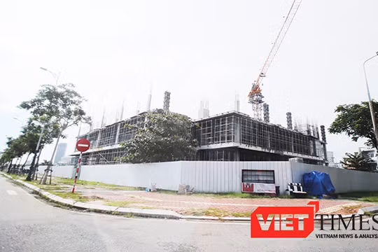 Sau khi báo chí phản ánh nội dung sai phạm tại dự án Khu phức hợp Trung tâm Thương mại và căn hộ cao cấp do Công ty Cổ phần Địa ốc Vũ Châu Long làm Chủ đầu tư, Sở Xây dựng Đà Nẵng đã có thông cáo báo chí liên quan đến vấn đề này.