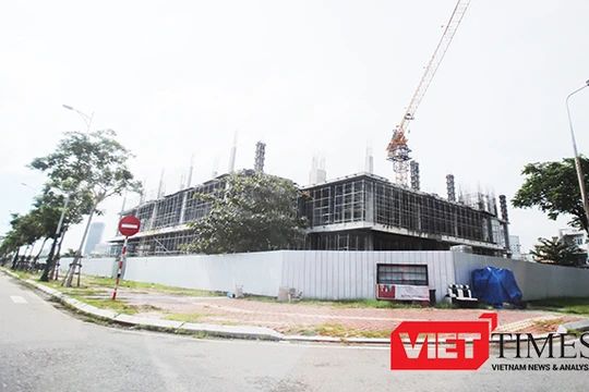 Sau khi báo chí phản ánh nội dung sai phạm tại dự án Khu phức hợp Trung tâm Thương mại và căn hộ cao cấp do Công ty Cổ phần Địa ốc Vũ Châu Long làm Chủ đầu tư, Sở Xây dựng Đà Nẵng đã có thông cáo báo chí liên quan đến vấn đề này.