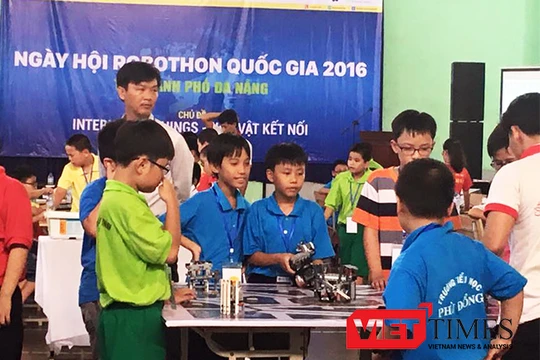 Sáng 30/10, 236 "kỹ sư robot nhí" là học sinh đến từ 11 trường tiểu học và Trung tâm Robotic trên địa bàn TP Đà Nẵng đã tham dự Ngày hội Robothon 2016 với chủ đề Internet of Things.