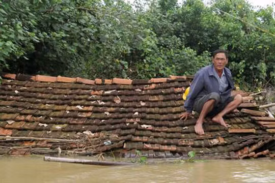 Mưa lũ diễn ra từ ngày 12/12-17/12 khiến Bình Định thiệt hại nặng nề nhất trong các địa phương khi có đến 87 phường, xã/11 huyện bị chìm sâu trong lũ; 11 người chết; 2 người mất tích...