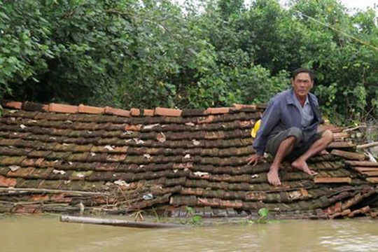 Mưa lũ diễn ra từ ngày 12/12-17/12 khiến Bình Định thiệt hại nặng nề nhất trong các địa phương khi có đến 87 phường, xã/11 huyện bị chìm sâu trong lũ; 11 người chết; 2 người mất tích...
