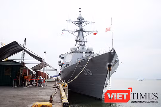 Tàu khu trục tên lửa dẫn đường USS John S.McCain (DDG 56) tại cảng Tiên Sa (Đà Nẵng)