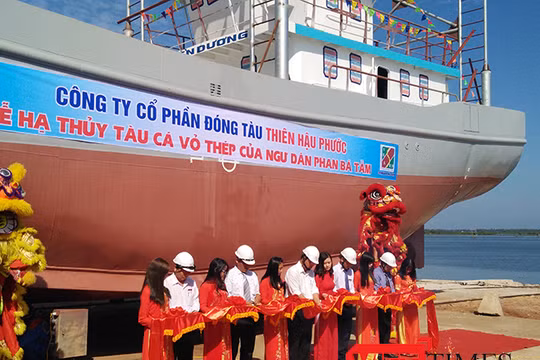 Sáng 24/10, tại cảng An Hòa (Quảng Nam), ngành chức năng Quảng Nam, Công ty CP Thiên Hậu Phước và ngư dân Phan Bá Tầm đã hạ thủy tàu cá vỏ thép QNa-91697TS.