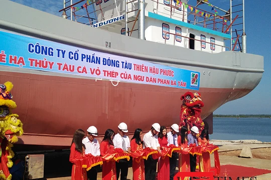 Sáng 24/10, tại cảng An Hòa (Quảng Nam), ngành chức năng Quảng Nam, Công ty CP Thiên Hậu Phước và ngư dân Phan Bá Tầm đã hạ thủy tàu cá vỏ thép QNa-91697TS.