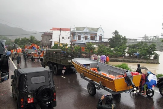 Văn phòng Chính phủ vừa có thông báo ý kiến kết luận của Phó Thủ tướng Trịnh Đình Dũng yêu cầu huy động nguồn lực khắc phục hậu quả mưa lũ ở khu vực miền Trung (Ảnh Nguyên Phúc)