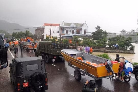 Văn phòng Chính phủ vừa có thông báo ý kiến kết luận của Phó Thủ tướng Trịnh Đình Dũng yêu cầu huy động nguồn lực khắc phục hậu quả mưa lũ ở khu vực miền Trung (Ảnh Nguyên Phúc)