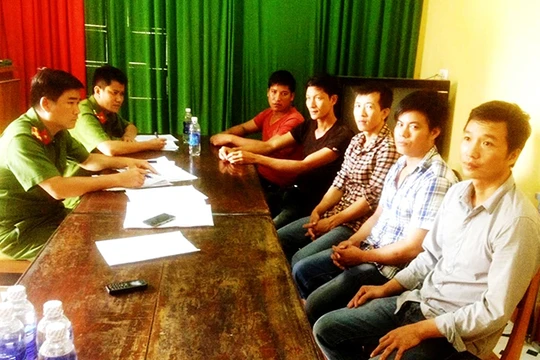 Sáng 30/8, Cơ quan CSĐT Công an tỉnh Quảng Nam cho biết đã có thêm 5 đối tượng liên quan trong vụ phá rừng pơ mu ở khu vực biên giới tỉnh Quảng Nam và Lào ra đầu thú.