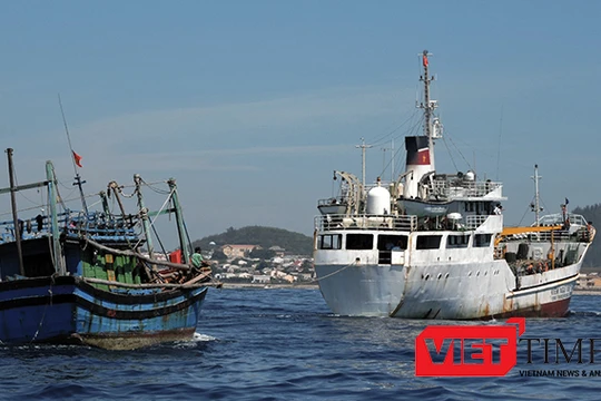 Hải quân vùng 3 lai dắt tàu cá bị nạn trên biển về bờ