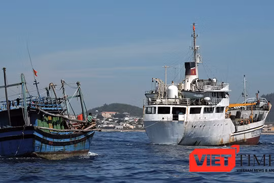 Hải quân vùng 3 lai dắt tàu cá bị nạn trên biển về bờ