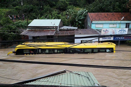 Mưa lũ kéo dài do ảnh hưởng của bão và không khí lạnh khiến 9 người dân của 2 tỉnh Quảng Ngãi và Bình Định bị thương vong, 260 hộ dân di dời khẩn cấp do mưa lũ