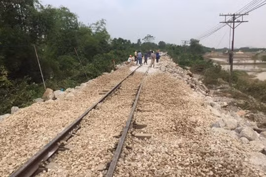 Sau nhiều ngày bị lũ chia cắt, đúng 15h30 chiều 17/10, tuyến đường sắt Bắc-Nam đã chính thức được thông tàu sau nỗ lực của hợn 1.000 cán bộ công nhân viên khắc phục sự cố.