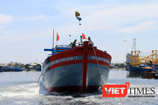 Tàu cá vỏ gỗ mang số hiệu ĐNa 90839TS với công suất gần 1.000CV vừa được ngư dân Đà Nẵng hạ thủy sáng ngày 2/10
