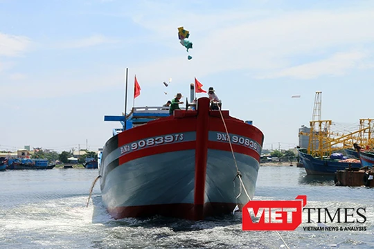 Tàu cá vỏ gỗ mang số hiệu ĐNa 90839TS với công suất gần 1.000CV vừa được ngư dân Đà Nẵng hạ thủy sáng ngày 2/10