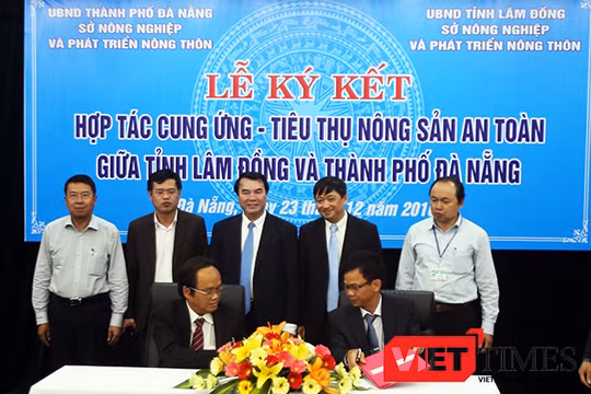 Sở NN & PTNT Đà Nẵng và tỉnh Lâm Đồng ký kết thỏa thuận trong cung cấp và tiêu thụ sản phẩm rau sạch, rau an toàn cho TP Đà Nẵng dưới sự chứng kiến của lannhx đạo UBND TP Đà Nẵng và tỉnh Lâm Đồng